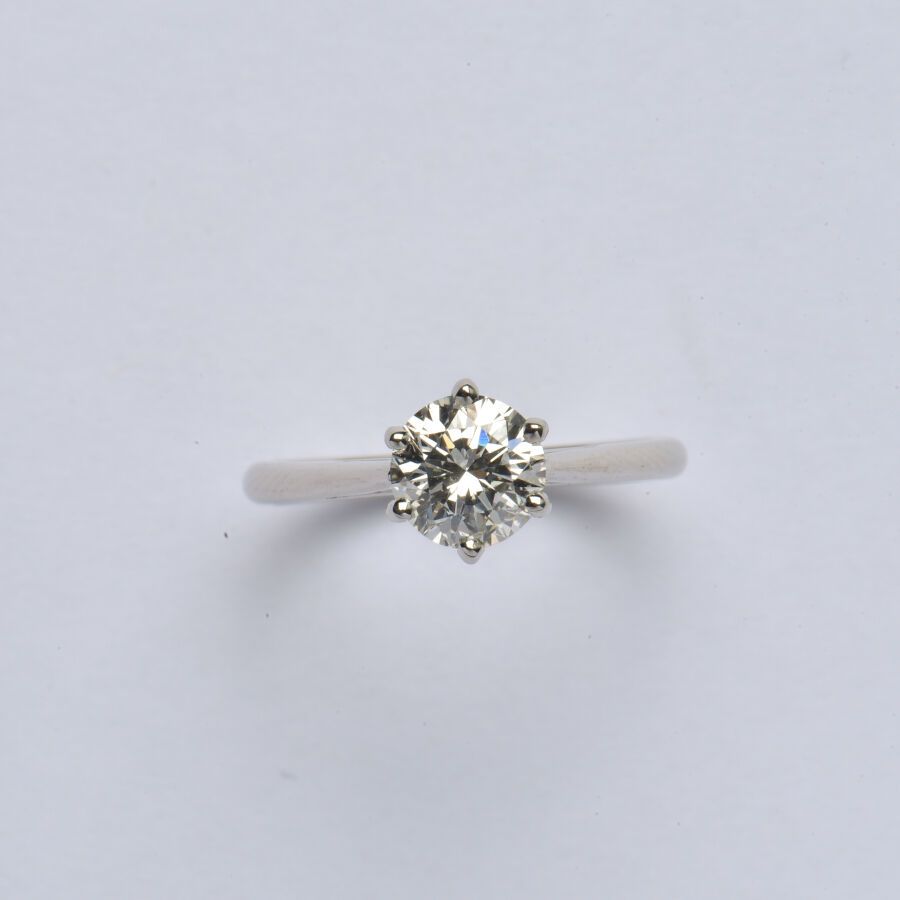 Null 18K(750/oo)白金单颗钻石戒指，镶嵌了一颗重达1克拉的明亮式切割钻石。TDD 51.毛重：2.7克。