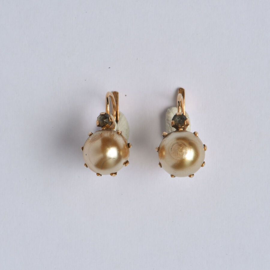 Null 一对古董18K（750/oo）黄金Dormeuses，每个都在仿金珍珠上装饰有一颗水钻。印有 "Tête de Cheval"。毛重：1.3克。