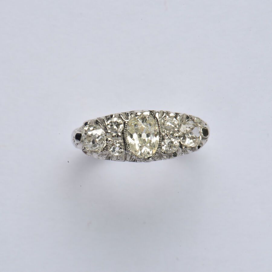 Null 18K（750/oo）白金吊袜带戒指，以一颗重约0.50克拉的椭圆形老式切割钻石为中心，搭配较小的圆形老式切割钻石，篮子上装饰有卷轴。TDD 53.毛&hellip;