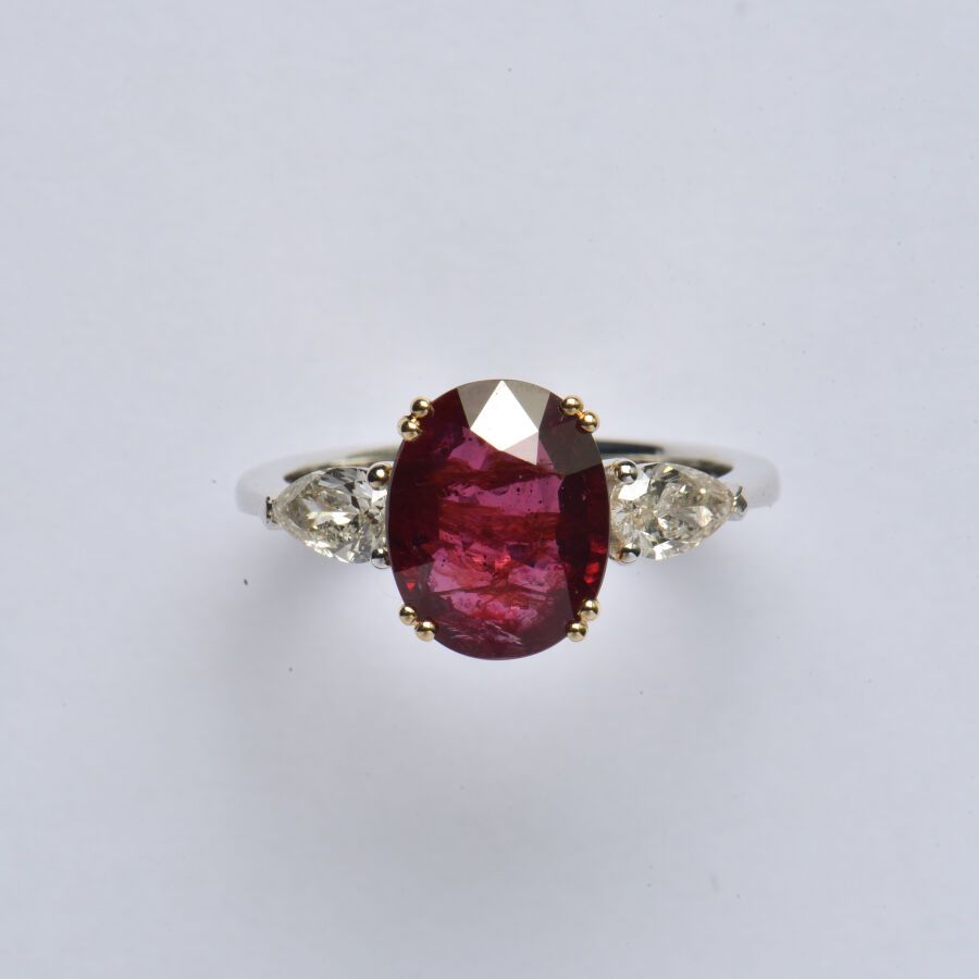 Null Ring in 18K (750/oo) gold of two tones centered by an oval ruby weighing 3.&hellip;