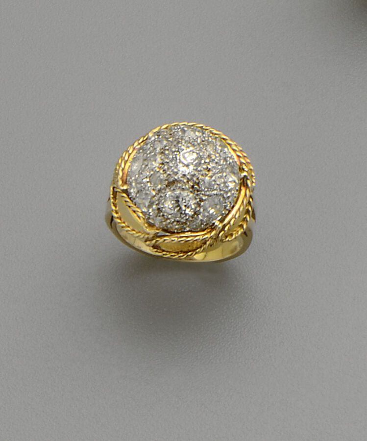 Null 一枚18K（750/oo）金双色戒指，扭曲的金属丝设计，中心是一个铺有圆形和老式切割钻石（小碎片）的圆顶，其中最大的钻石约为0.40克拉。TDD 61&hellip;
