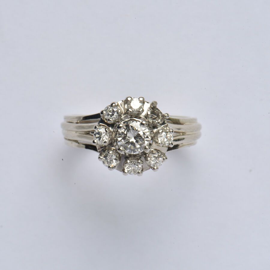 Null 一枚18K（750/oo）白金和铂金（850/oo）的 "Marguerite "戒指，以一颗约0.30克拉的明亮型切割钻石为中心，并镶嵌有较小的钻石&hellip;