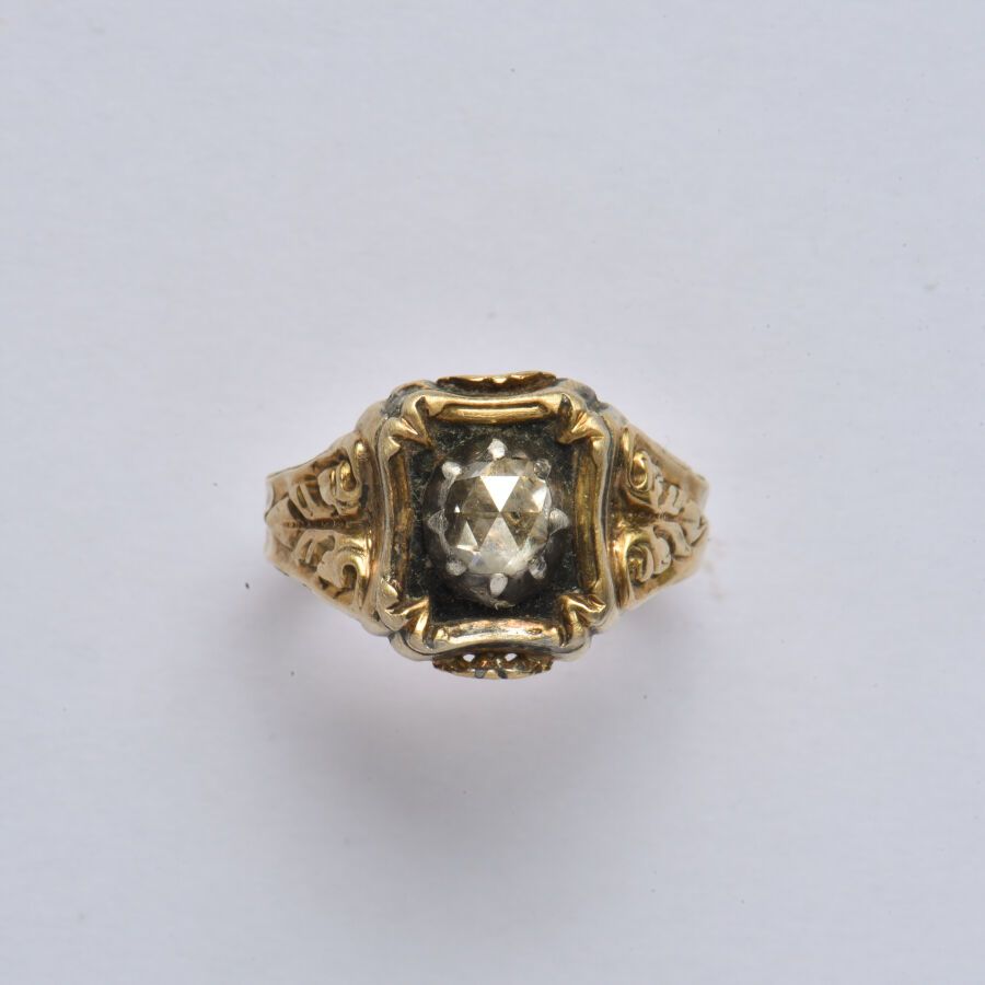 Null 古董18K（750/oo）黄金戒指，以硬银（800/oo）镶嵌的玫瑰切割钻石为中心，附件描绘了刺桐叶。最小的凹痕。TDD 49.毛重：2.3克。