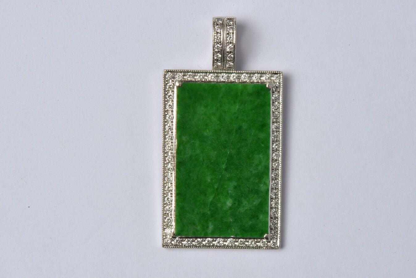 Null Pendentif en platine (850/oo) centré d'une fine plaque de jade (teinté?, in&hellip;