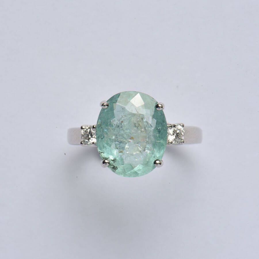 Null 18K (750/oo) white gold ring set with an oval Paraiba tourmaline weighing a&hellip;
