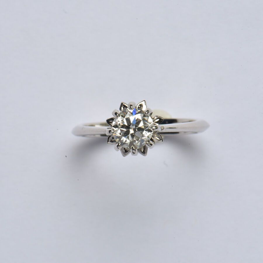 Null 一枚18K(750/oo)白金单颗钻石戒指，以一颗重0.78克拉的明亮式切割钻石为中心，戒指略呈三棱形。TDD 51.5.毛重：4克。