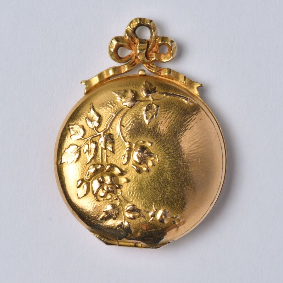 Null Pendente circolare antico in oro giallo 18 carati (750/oo) decorato su entr&hellip;