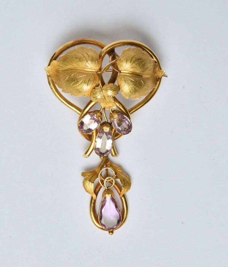 Null 14K (585/oo)黄金胸针，带有由椭圆形粉色黄宝石和梨组成的藤叶和水果的镂空装饰，它在流苏（可移动）中持有一个相同的图案（略有意外）。背面是一个&hellip;