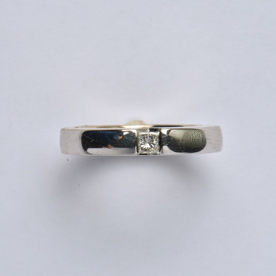 Null 18K（750/oo）白金戒指，方形截面上镶嵌着三颗公主式切割的钻石，每颗重约0.30克拉，采用半镶嵌的方式。TDD 52.5.毛重：6.2克。