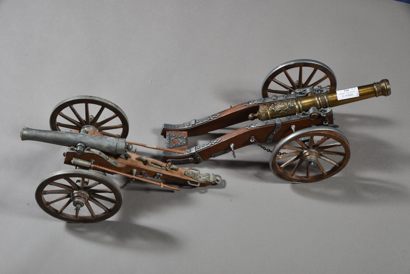 Null ARTILLERIE. Canons : pièces en bois et métal, long.43cm et hauteur de roues&hellip;