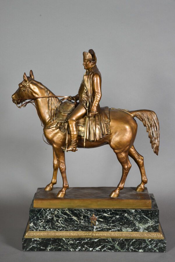 Null Bronze. Empereur NAPOLEON 1° sur son cheval, signé « MORIS » sur la terrass&hellip;