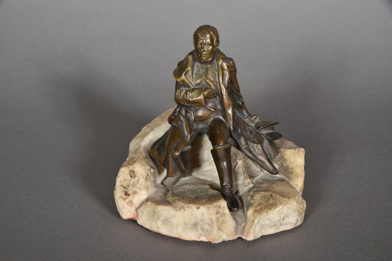 Null Bronze. Empereur NAPOLEON 1° assis sur un rocher en marbre, plaquette « KME&hellip;