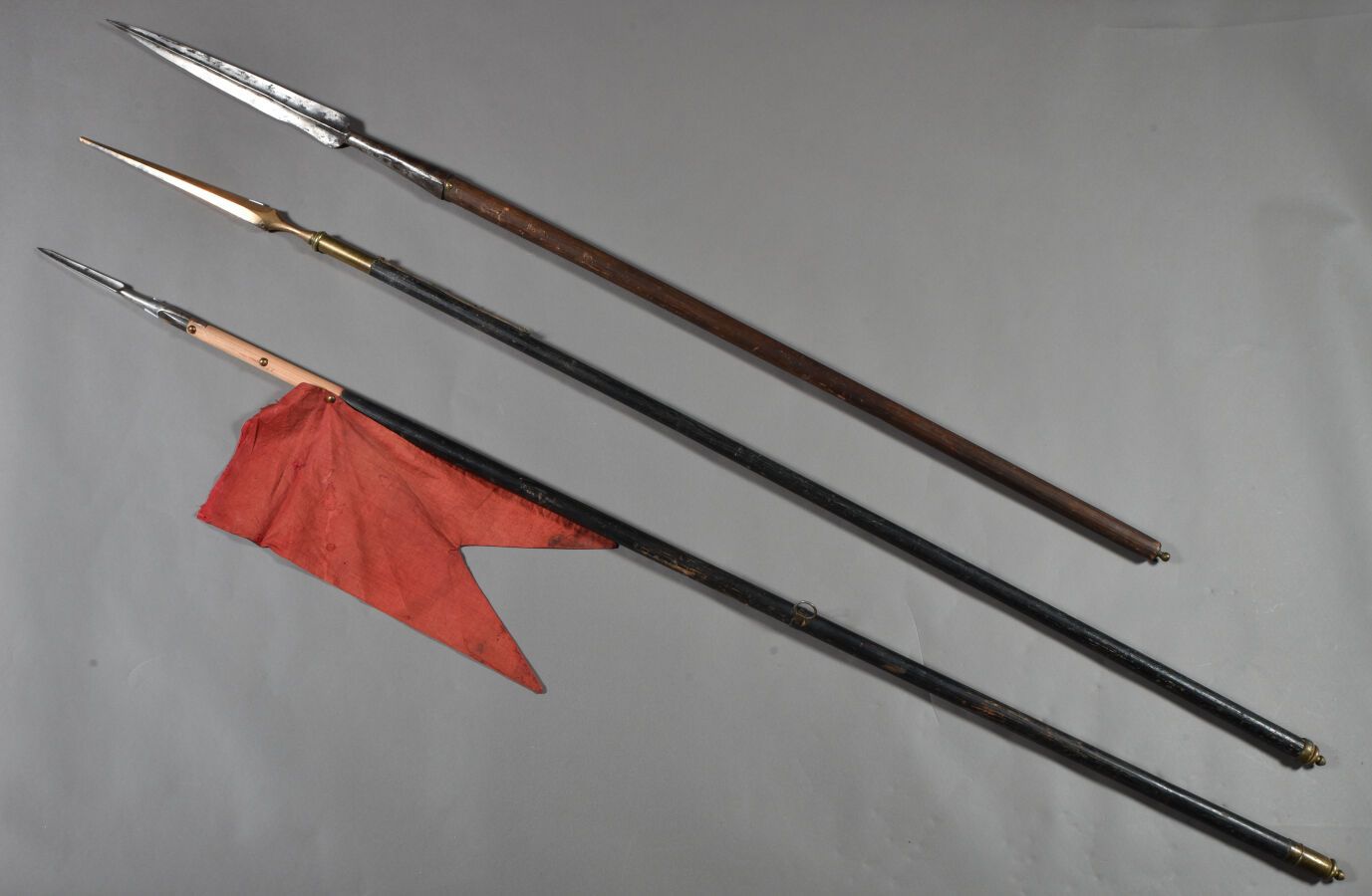 Null Pointes de lances montées sur bois retaillés (une avec flamme rouge, fin 18&hellip;