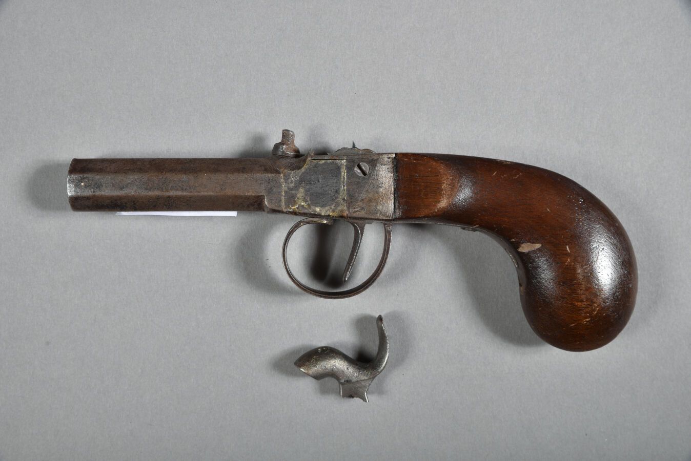 Null Pistolet à un coup, à chien et à coffre.
1ère moitié du XIXème siècle.
Chie&hellip;