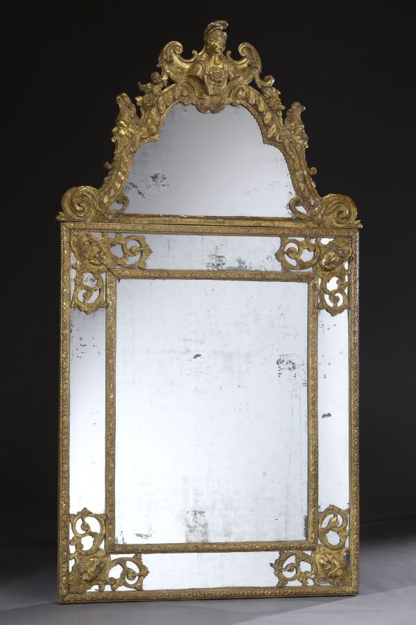 Null Large Regency mirror in carved and gilded wood. Frame with glazing beads, d&hellip;