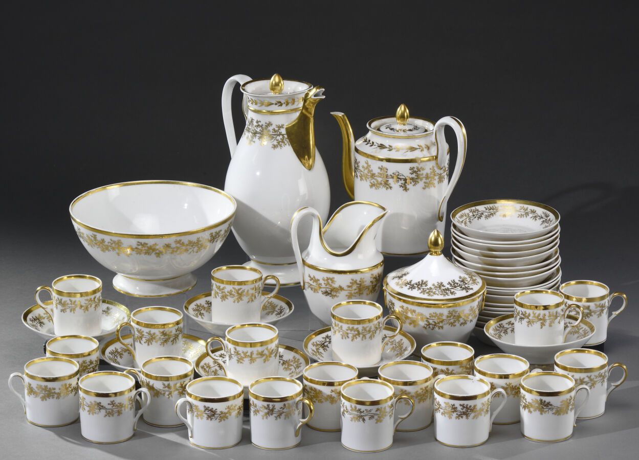 Null 白瓷服务，带有金色的网和枝叶的装饰，包括21个咖啡杯，23个茶碟，一个咖啡壶，一个茶壶，一个牛奶壶，一个糖碗。 
19世纪。 
镀金的小事故和磨损。