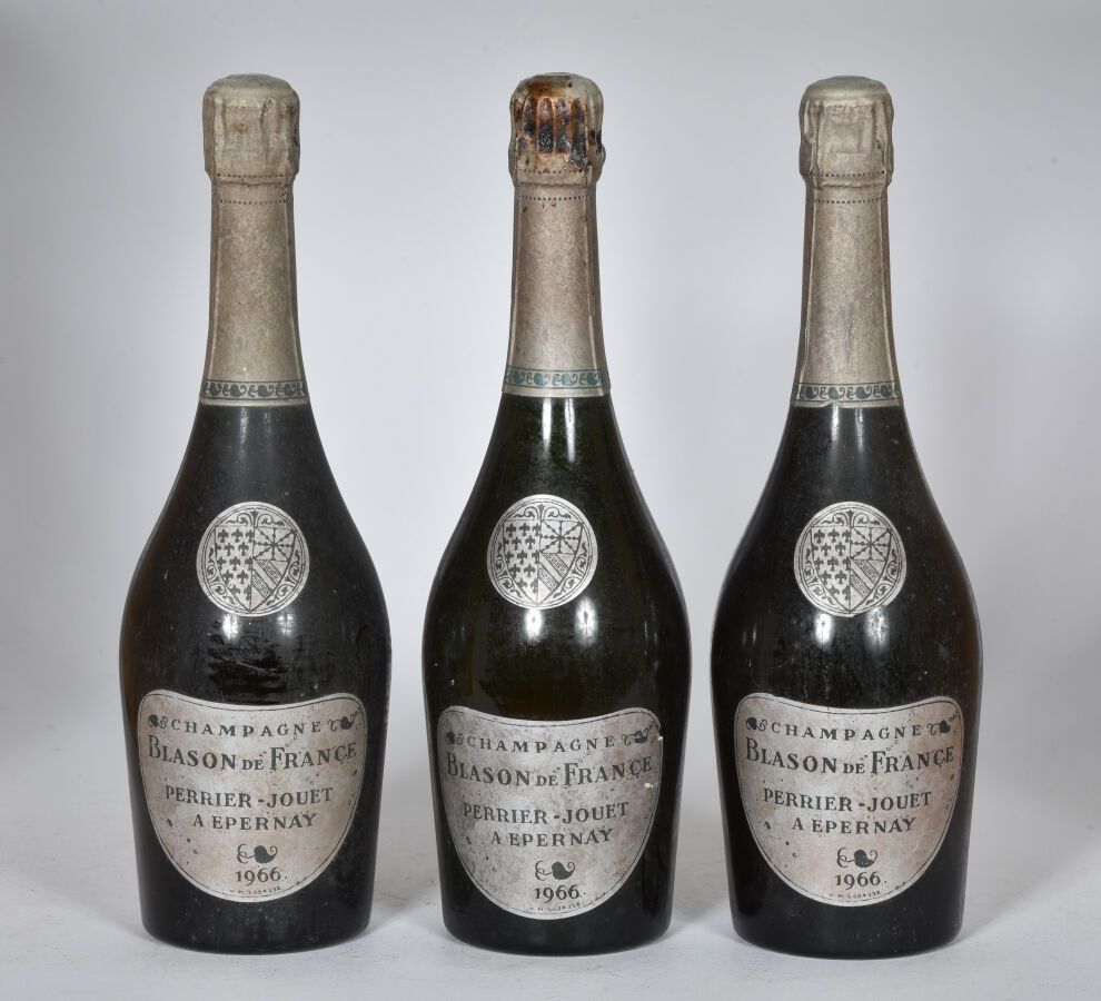 Null 3 B CHAMPAGNE BRUT BLASON DE FRANCE (低水平的瓶盖；其中1个瓶盖肮脏，其中1个有旧的滴漏痕迹) Perrier-J&hellip;