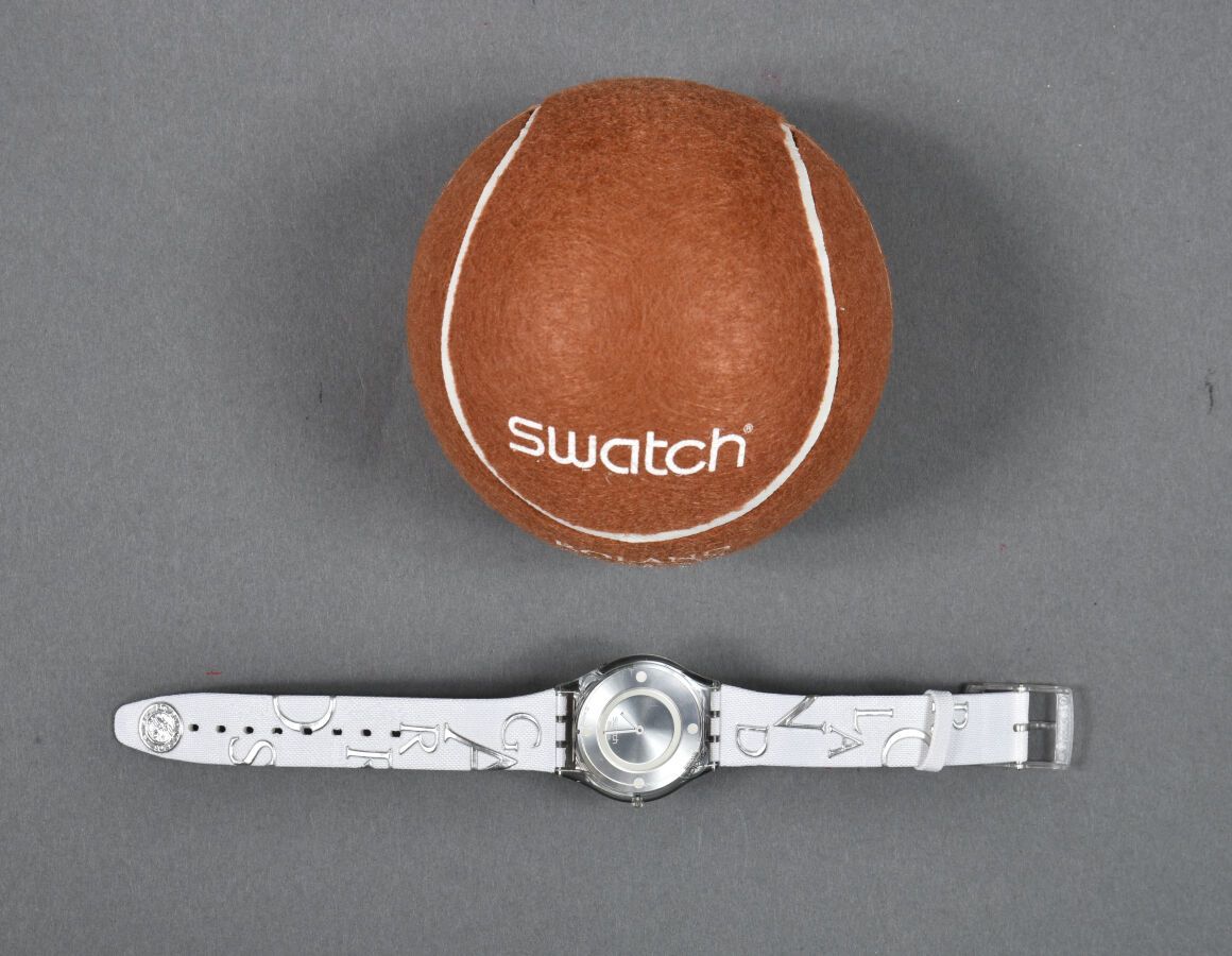 Null Montre Swatch réf GE179, modèle "Rolland Garros » bracelet argenté, écrin s&hellip;