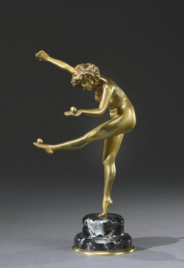 Null Claire COLINET (d'après) 
" Danseuse aux balles ". Épreuve en bronze doré p&hellip;