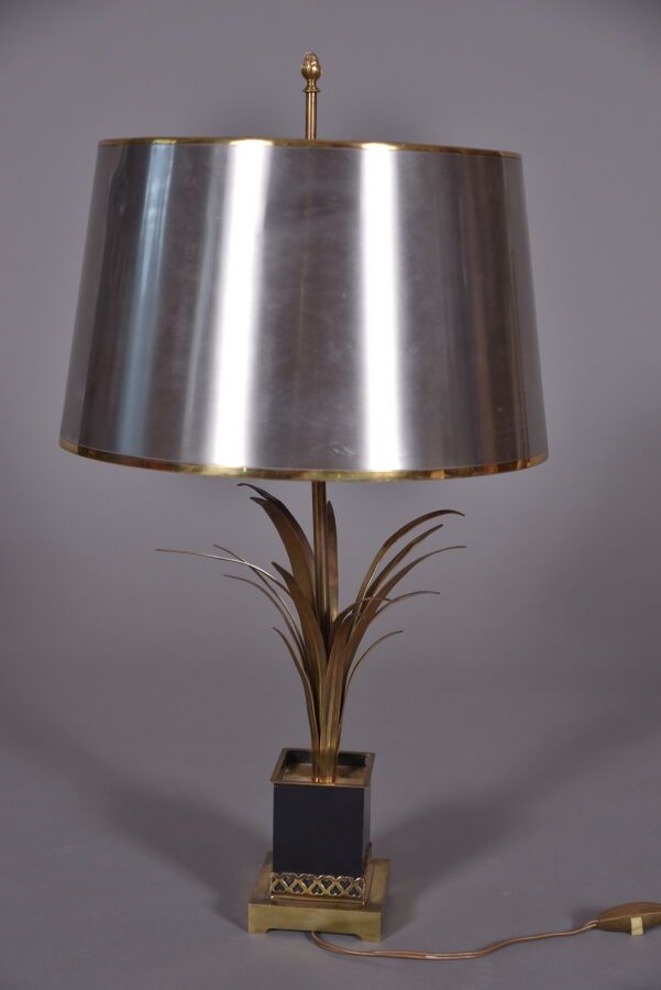 Null TRAVAIL FRANCAIS 
Lampe de table à trois lumières et fût tubulaire en bronz&hellip;