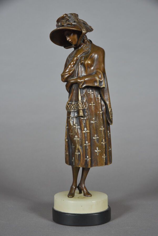 Null Karl PERL (1876-1965)
" Élégante au chapeau ". Épreuve en bronze à patine d&hellip;