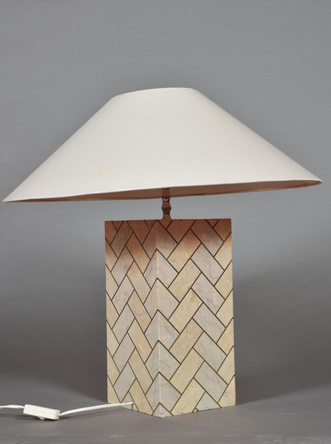 Null Lampe en marqueterie de marbre et abat-jour en toile crème à nettoyer. 
Cir&hellip;