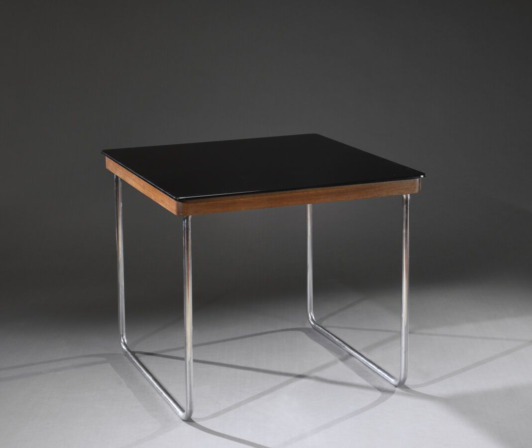 Null TRAVAIL MODERNISTE
Une table à plateau carré et angles arrondis en dalle de&hellip;