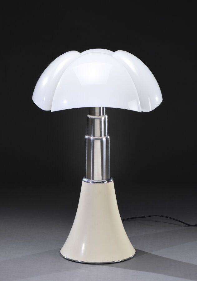 Null Gae AULENTI.
Lampe Pipistrello modèle 620, piétement télescopique.
Edition &hellip;