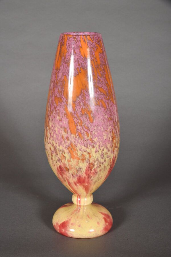 Null SCHNEIDER
Vase ovoïde sur piédouche bagué. Épreuve en verre marmoréen rose &hellip;