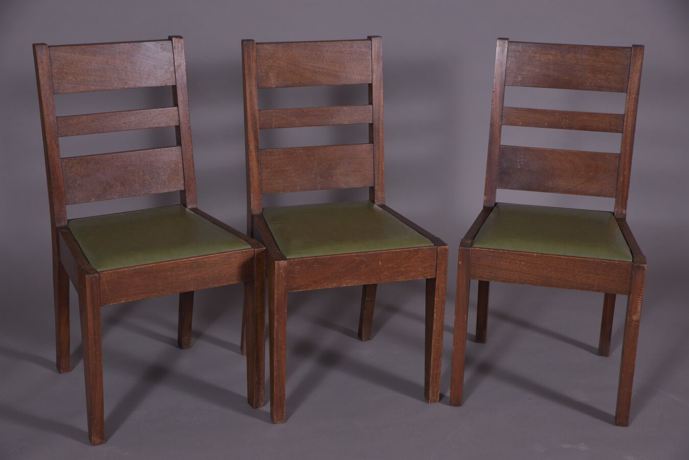 Null André SORNAY (1902-2000)
Trois chaises au modèle en acajou à dossier droit &hellip;