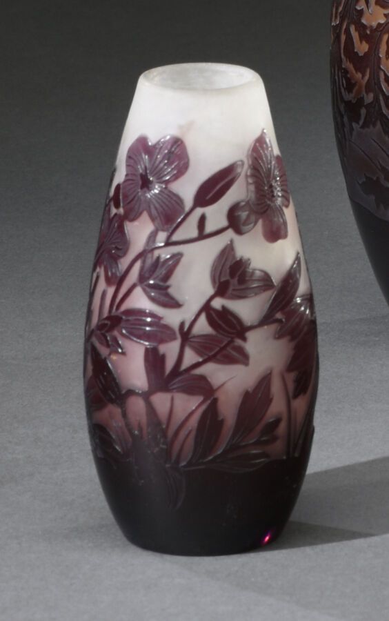 Null ETABLISSEMENT GALLE 
Vase obusal. Épreuve en verre doublé violet sur fond r&hellip;