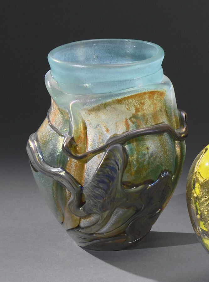 Null Jean-Claude NOVARO.
Vase ovoïde irisé en verre.
Circa 1980.
H. 30 cm