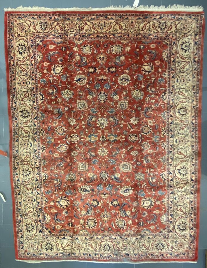 Null 萨鲁克地毯。 
羊毛地毯，有打结的缝线，纬线为棉毛绒经线。 
大约1970-1980年。 
有蛀虫的痕迹。