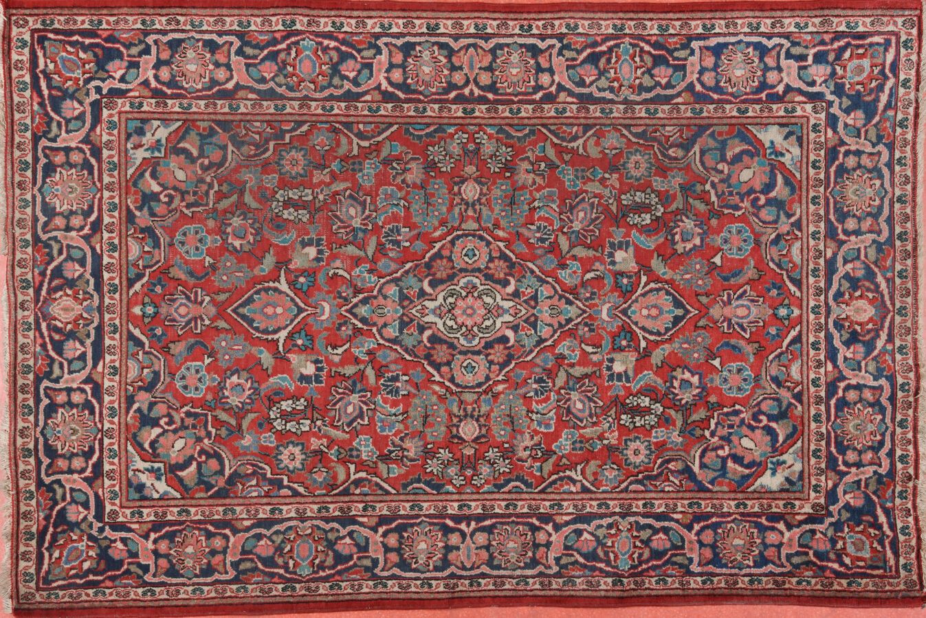 Null 波斯地毯。
棉绒羊毛经。
20世纪下半叶。
193厘米×131厘米。 
磨损和撕裂。