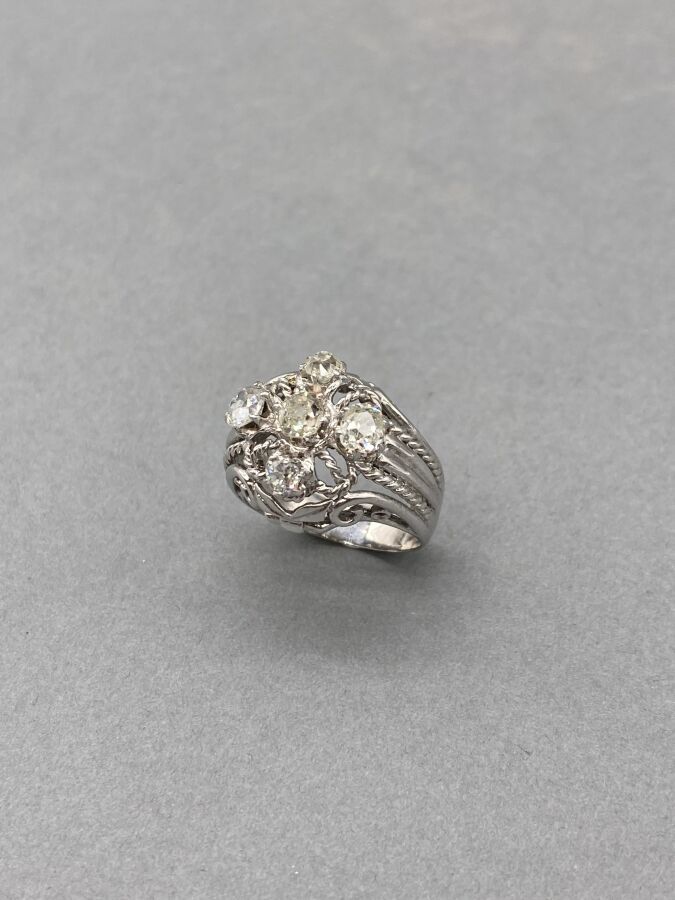 Null 18K（750/oo）白金戒指，形成一个带有卷轴和扭曲的镂空圆顶，镶嵌着五颗老式切割的枕形钻石，重量约为1.30克拉。TDD 51。毛重：6.8克。