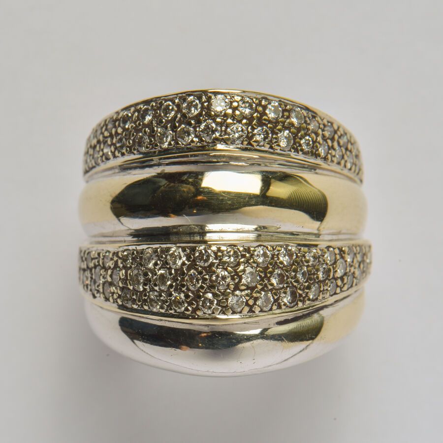 Null 18K（750/oo）白金戒指形成四个相邻的断裂带：两个光滑的带子与两个密镶钻石交替出现。TDD 56。毛重：14.3克。