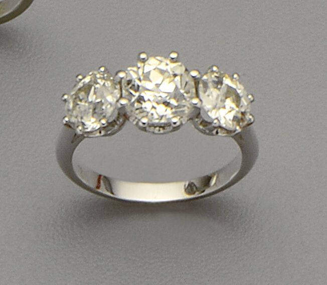 Null 一枚18K(750/oo)白金戒指，以一颗重约1.75克拉的老式切割钻石为中心，由两颗各重约1克拉的钻石支撑。TDD 53。毛重：4.2克。