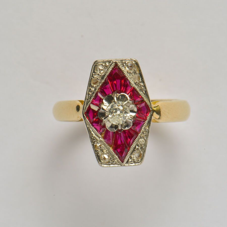 Null 18K（750/oo）双色金戒指，六边形几何设计，以一颗约0.12克拉的老式切割钻石为中心，镶嵌校准的合成红宝石（一颗为天然）和玫瑰切割钻石。TDD &hellip;