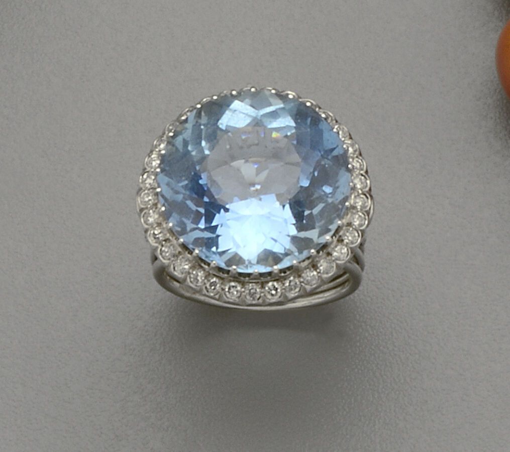 Null 一枚18K（750/oo）白金和铂金（850/oo）戒指，以一颗重约20克拉的大型圆形海蓝宝石为中心，周围和附件镶嵌了明亮式切割钻石。法国作品。TDD&hellip;