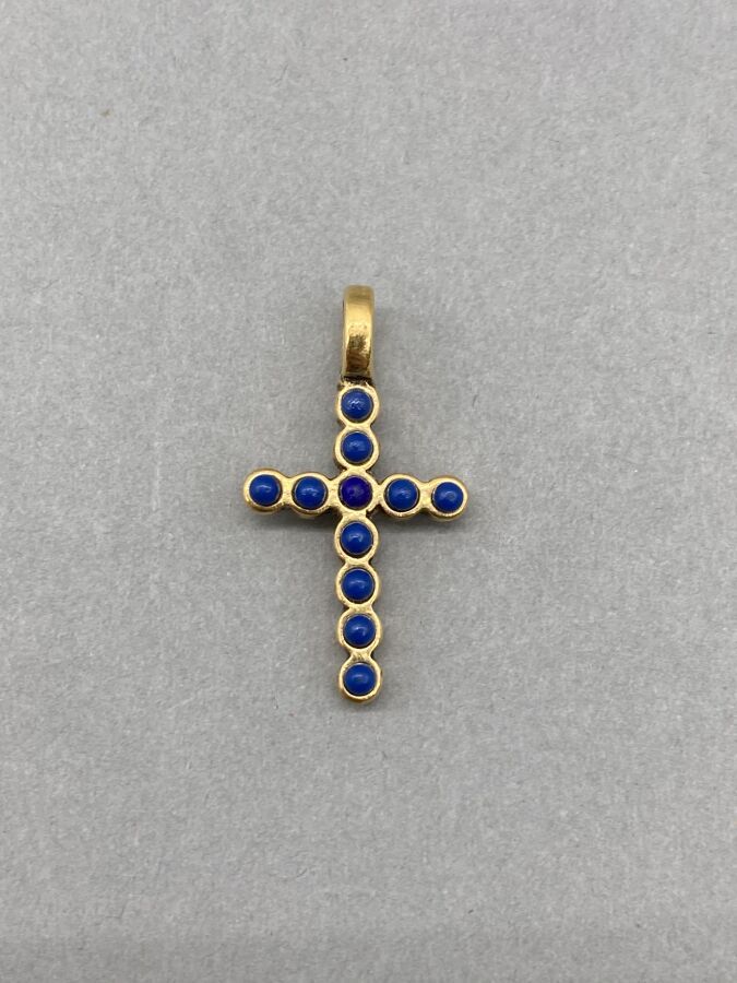 Null Pendant "Cross" in gilded metal decorated with cabochons in the imitation o&hellip;