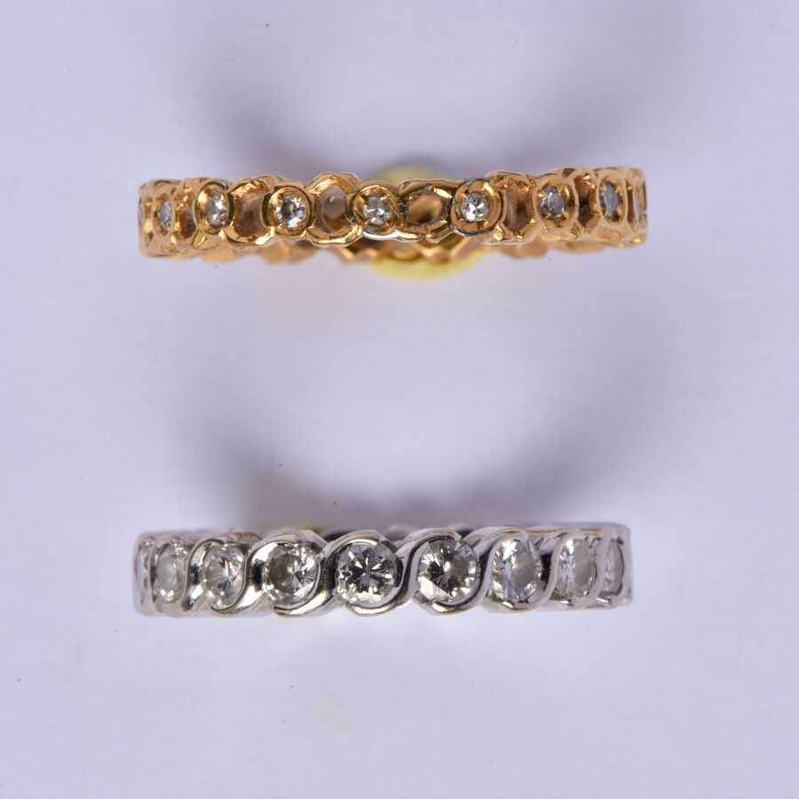 Null Deux alliances, l'une en or gris 18K (750/oo) sertie de diamants taille bri&hellip;