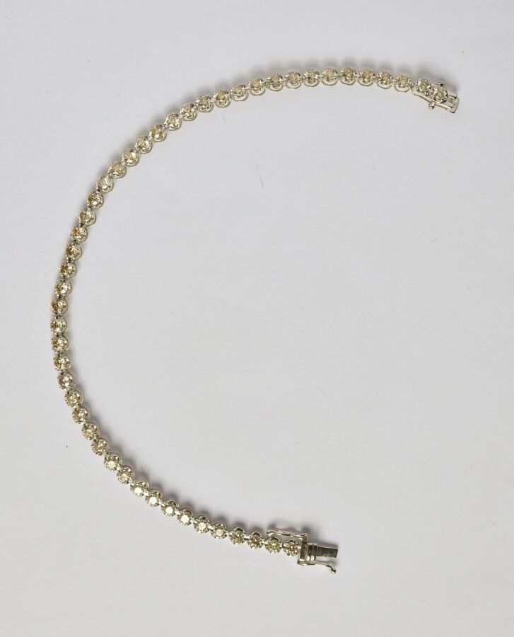 Null Bracelet ligne en or gris 18K (750/oo) serti de diamants taille brillant ca&hellip;