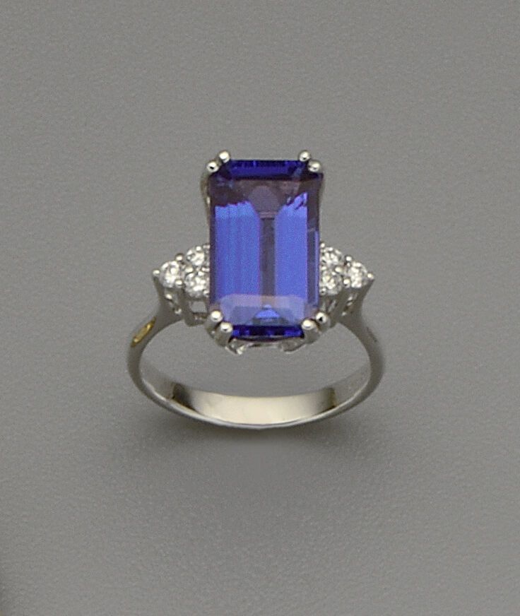 Null An 18K (750/oo) white gold ring centered on a rectangular Tanzanite of appr&hellip;