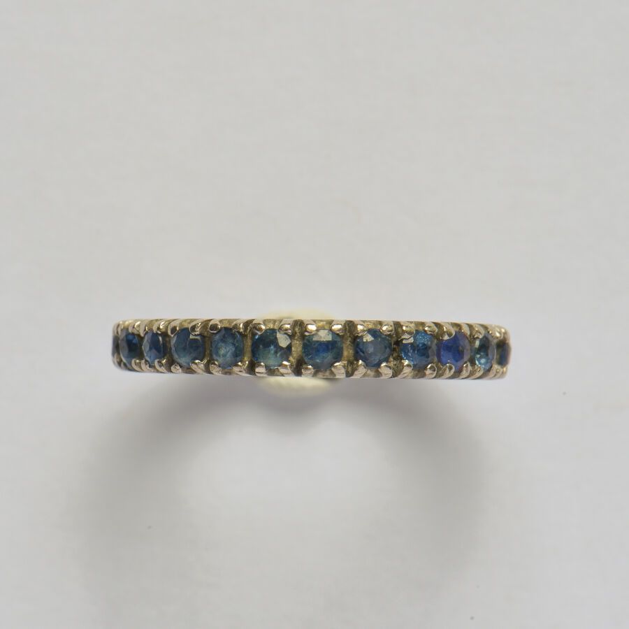 Null *银质结婚戒指(800/oo)，镶有小圆蓝宝石(2个缺失和磨损)。TDD 53。毛重：2.3克。 

监护权后出售 - 法律费用14,28%。