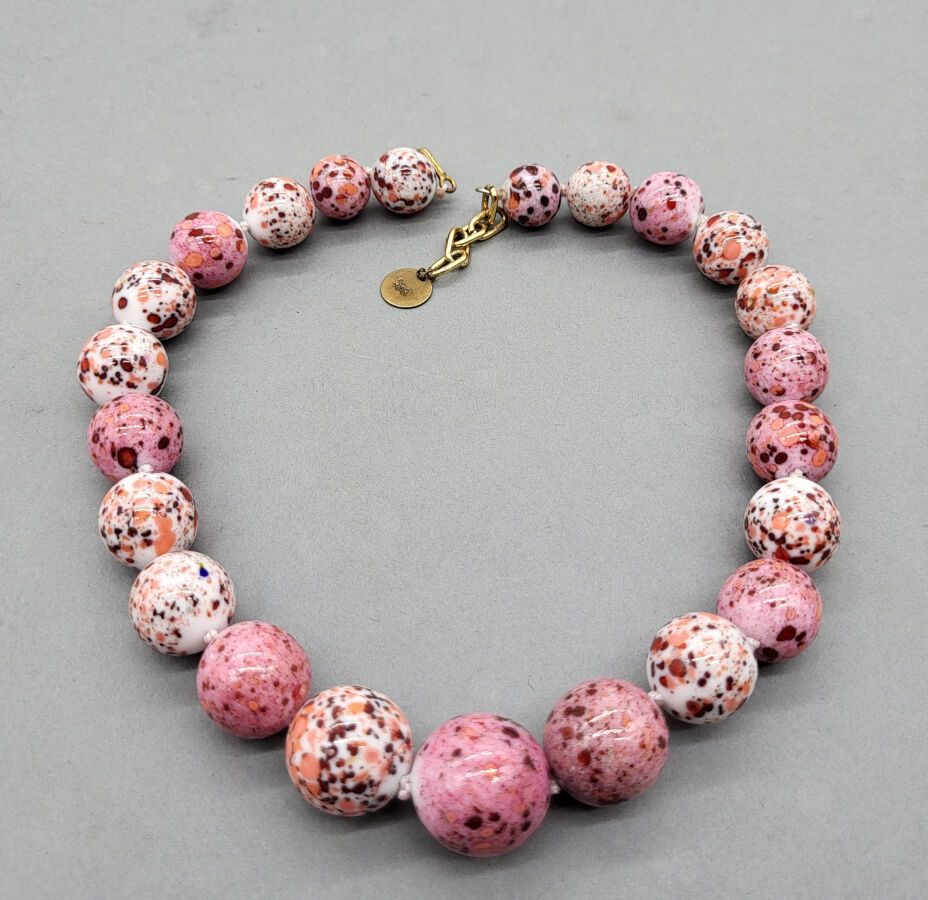Null Yves Saint Laurent, atribuido a. Collar de cuentas de cerámica moteada rosa&hellip;