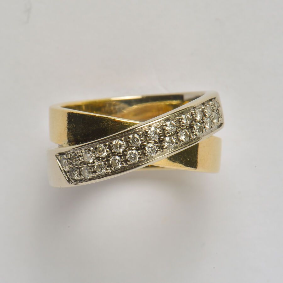 Null 18K（750/oo）金戒指，光滑的双色卷轴设计，镶嵌着两行明亮式切割钻石。TDD 53。毛重：10克。