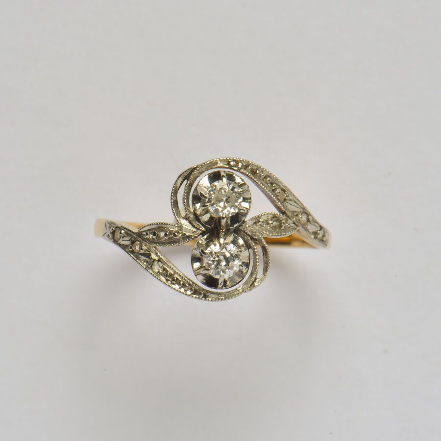 Null 古董18K（750/oo）金双色 "Toi et Moi "戒指，植物图案和玫瑰式切割钻石，中心有两颗圆钻，每颗重约0.10克拉。TDD 51。毛重：&hellip;