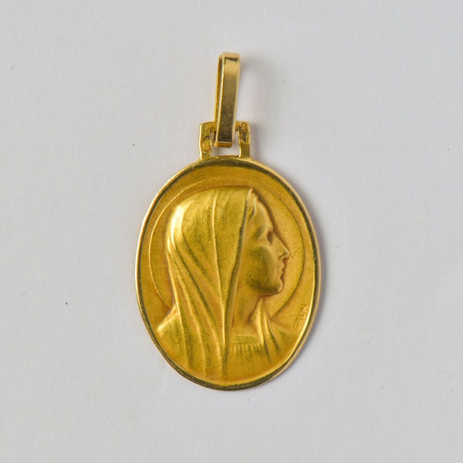 Null Religious medal in yellow gold 18K (750/oo) representing the Virgin, signed&hellip;