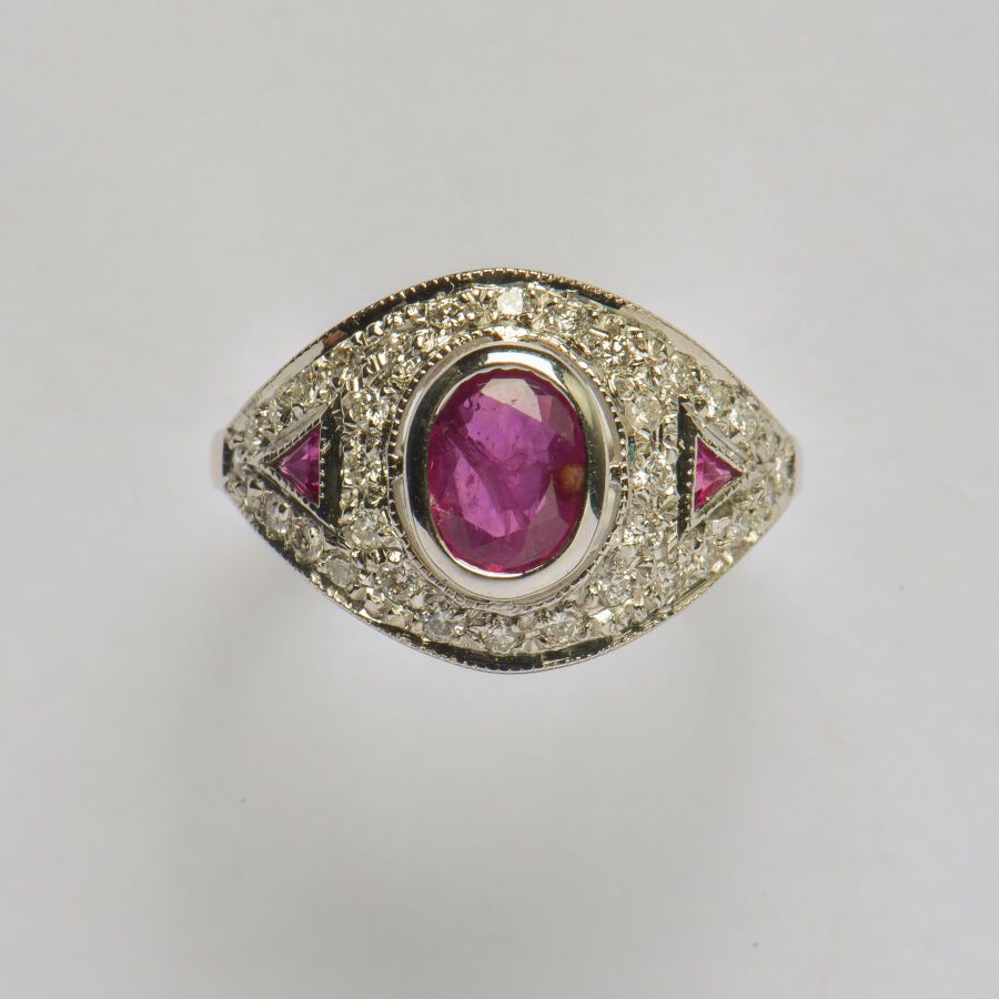 Null 18K (750/oo) white gold ring centered on an oval ruby in a closed setting o&hellip;