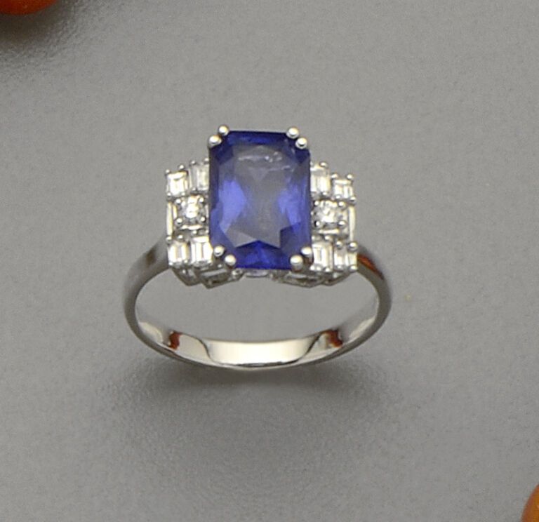 Null 18K（750/oo）白金戒指，以一颗长方形切割的锡兰蓝宝石为中心，重3.69克拉，未经热处理，镶有几何图案和明亮式切割及长方形切割钻石。该宝石附有宝&hellip;